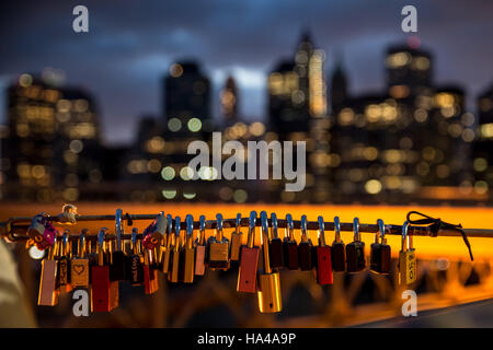 Vorhängeschlösser hängen an einem Draht mit New York City als Kulisse. Stockfoto