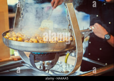 Neue Kartoffeln. In einer Pfanne gebraten. Italienisches Rezept: Kartoffeln gekocht, Salento. Selektiven Fokus. Stockfoto