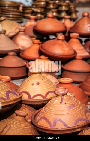 Traditionelle marokkanische Tajine Töpfen für die marokkanische Küche Zubereitung Stockfoto