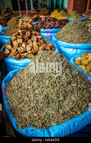 Gewürze für den Verkauf auf einem marokkanischen Souk in Marrakesch Stockfoto