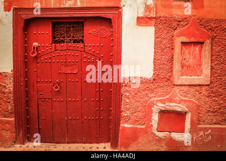 Tür zum traditionellen Haus in der Medina in Marrakesch, Marokko Stockfoto