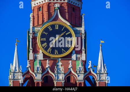 Berühmte antike Uhr auf dem Spasskaja-Turm des Moskauer Kreml, Russland Stockfoto