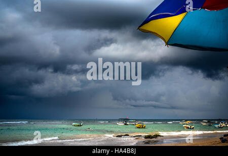 Sturm kommt in Hikkaduwa Strand Stockfoto