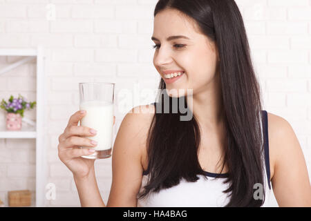 Glückliche junge Frau Trinkmilch Stockfoto