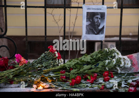 Moskau, Russland. 26. November 2016. Blumen bei der kubanischen Botschaft in Moskau in Erinnerung an Kubas Revolutionsführer und ehemaliger Präsident Fidel Castro. Castro starb im Alter von 90 am 25. November 2016. Bildnachweis: Victor Vytolskiy/Alamy Live-Nachrichten Stockfoto