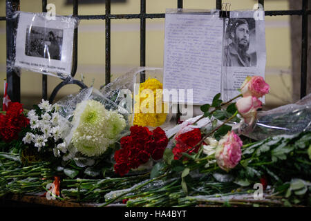 Moskau, Russland. 26. November 2016. Blumen bei der kubanischen Botschaft in Moskau in Erinnerung an Kubas Revolutionsführer und ehemaliger Präsident Fidel Castro. Castro starb im Alter von 90 am 25. November 2016. Bildnachweis: Victor Vytolskiy/Alamy Live-Nachrichten Stockfoto