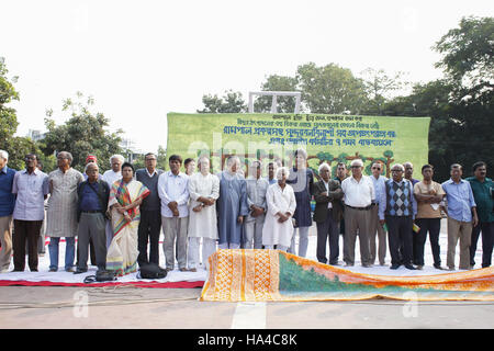 Dhaka, Bangladesch. 26. November 2016. Bangladesch-Aktivisten versammelten sich in einer Massenkundgebung fordern die Abschaffung der vorgeschlagenen Rampal Kraftwerk, das in der Nähe der Welt größte Mangrovenwald Sundarbans, 26. November 2016 ist. Bangladesch hat ein Abkommen mit Indien unterzeichnet, um die 1.300-Megawatt-Wärmekraftwerk in Bagerhats Rampal einrichten. Bildnachweis: ZUMA Press, Inc./Alamy Live-Nachrichten Stockfoto