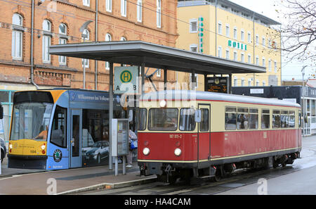 Nordhausen, Deutschland. 18. November 2016. Der Triebwagen 187 016 der lokalen Anbieter Harzer Schmalspurbahn macht seinen Weg vorbei an den Bahnhof in Nordhausen, Deutschland, 18. November 2016. Was die Station und das Liniennetz auszeichnet, ist, dass die lokale Straßenbahnen auch derselben Spur verwenden. Foto: Peter Gercke/Dpa-Zentralbild/ZB/Dpa/Alamy Live News Stockfoto