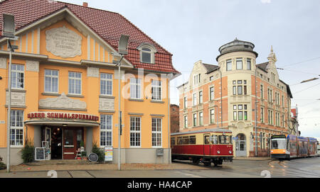 Nordhausen, Deutschland. 18. November 2016. Der Triebwagen 187 011, auch genannt "Fisch Finger", der lokalen Anbieter Harzer Schmalspurbahn macht seinen Weg vorbei an den Bahnhof in Nordhausen, Deutschland, 18. November 2016. Was die Station und das Liniennetz auszeichnet, ist, dass die lokale Straßenbahn auch derselben Spur verwendet. Foto: Peter Gercke/Dpa-Zentralbild/ZB/Dpa/Alamy Live News Stockfoto