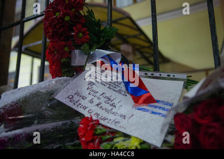 Moskau, Russland. 26. November 2016. Blumen bei der kubanischen Botschaft in Moskau in Erinnerung an Kubas Revolutionsführer und ehemaliger Präsident Fidel Castro. Castro starb im Alter von 90 am 25. November 2016. Bildnachweis: Victor Vytolskiy/Alamy Live-Nachrichten Stockfoto