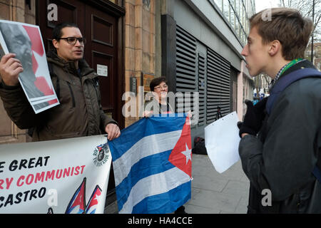 Holborn, London, UK. 26. November 2016. Eine Anti - Castro-Demonstrant mit Castro Befürworter argumentiert. Bildnachweis: Claire Doherty/Alamy Live News Stockfoto