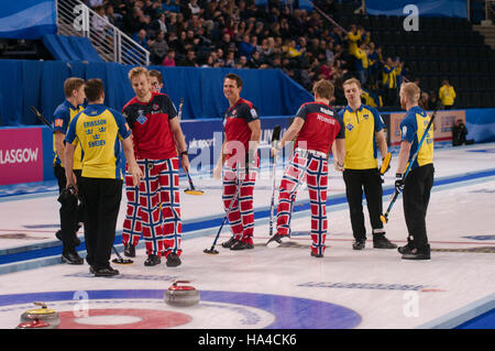 Braehead Arena, Renfrewshire, Schottland, 26. November 2016. Schweden shake Hands mit Norwegen nach einem Sieg über sie in ein extra Ende der Le Gruyère AOP European Curling Championships 2016 Kredit zu gewinnen: Colin Edwards / Alamy Live News Stockfoto