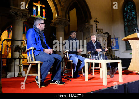 Heu auf Wye, Wales, UK - Samstag, 26. November 2016 - Journalistin Dylan Moore (links) führt eine Diskussion auf der Bühne über Geschichten aus dem Horn von Afrika mit Flüchtling Yohannes (Mitte) aus Äthiopien und Autor Ben Rawlence (rechts) an Str. Marys Kirche Winter Wochenende Hay Festival. Foto-Steven Mai / Alamy Live News Stockfoto