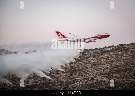 Nataf. 26. November 2016. Die globale Supertanker hilft über das Dorf Nataf, 26. November 2016 das Feuer zu löschen. Die gesamte Gemeinschaft der Nataf, die in Jerusalem Hügeln liegt, wurde zum zweiten Mal am Freitag seit der Welle von Bränden begann am Montag evakuiert. © JINI/Xinhua/Alamy Live-Nachrichten Stockfoto