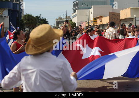 Miami, Florida, USA. 26. November 2016. Leute feiern Tod des kubanischen Staatschef Fidel Castro am 26. November 2016 in "Little Havana" in Miami, Florida. Bildnachweis: Chirag Wakaskar/Alamy Live-Nachrichten Stockfoto