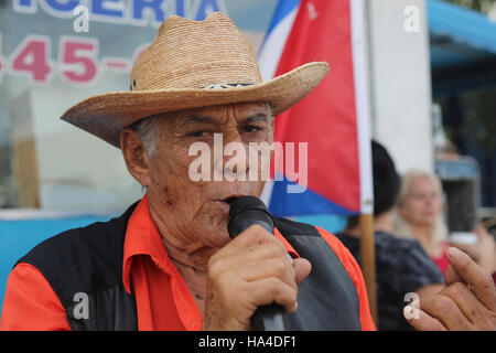 Miami, Florida, USA. 26. November 2016. Leute feiern Tod des kubanischen Staatschef Fidel Castro am 26. November 2016 in "Little Havana" in Miami, Florida. Bildnachweis: Chirag Wakaskar/Alamy Live-Nachrichten Stockfoto