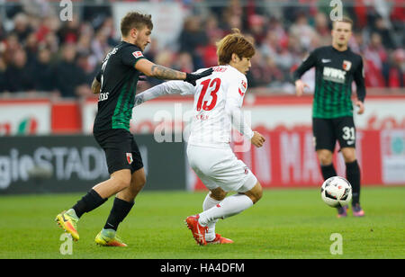 Köln, Deutschland. 26. November 2016. Bundesliga-Spieltag 12, 1. FC Köln - FC Augsburg: Bekämpfung von Konstantinos Stafylidis (Augsburg, L) Vs Yuya Osako (Köln).             Bildnachweis: Jürgen Schwarz/Alamy Live-Nachrichten Stockfoto