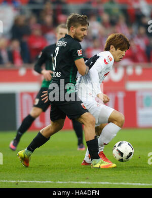 Köln, Deutschland. 26. November 2016. Bundesliga-Spieltag 12, 1. FC Köln - FC Augsburg: Bekämpfung von Konstantinos Stafylidis (Augsburg, L) Vs Yuya Osako (Köln).             Bildnachweis: Jürgen Schwarz/Alamy Live-Nachrichten Stockfoto