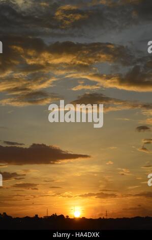 Puerto Ordaz, Venezuela, 26. November 2016. Sonnenuntergang über dieser Stadt South Aerican hierzulande. Bildnachweis: Jorgeprz/Alamy Live-Nachrichten Stockfoto