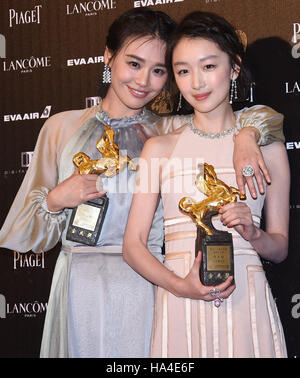 Taipei. 27. November 2016. Zhou Dongyu (R) und Ma Sichun posieren für Fotos nach gewinnen die beste Hauptdarstellerin für ihre Rolle in dem Film "Seelenverwandten" Auszeichnungen bei den 53. Golden Horse Awards in Südost-China Taiwan, Taipei 26. November 2016. Die Preisverleihung des 53. Golden Horse Film Festival war hier am Samstag statt. © Xinhua/Alamy Live-Nachrichten Stockfoto