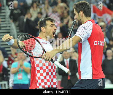 Zagreb, Kroatien. 26. November 2016. Kroatiens Marin Cilic (R) und Ivan Dodig feiern während den Davis Cup World Group-Finale Doppel-Match gegen Argentiniens Juan Martin Del Potro und Leonardo Mayer in Zagreb, Hauptstadt Kroatiens, 26. November 2016. © Miso Lisanin/Xinhua/Alamy Live-Nachrichten Stockfoto