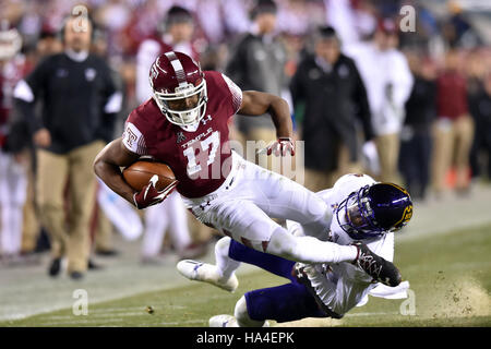 Philadelphia, Pennsylvania, USA. 26. November 2016. Temple Owls Wide Receiver ADONIS JENNINGS (17) wird von East Carolina Pirates defensive Back Angriff TRAVIS PHILLIPS (14) während eines Spiels am Lincoln Financial Field in Philadelphia gespielt. Tempel schlagen 37-10 ECU um ihren zweiten aufeinander folgenden AAC East Division Krone zu gewinnen. Credit: Ken Inness/ZUMA Draht/Alamy Live-Nachrichten Stockfoto