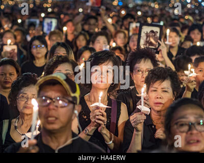 Bangkok, Thailand. 26. November 2016. Ein Kerzenlicht-Mahnwache für den verstorbenen König von Thailand in Bangkoks Chinatown. Tausende von Menschen versammelten sich am Yaowarat Road im Herzen von Chinatown, Bhumibol Adulyadej zu Ehren. Die Veranstaltung wurde organisiert von der Thai-chinesischen Gemeinschaft und enthalten eine Leistung von der Royal Thai Navy Orchester Musik komponiert von spät König und Gebet durch Hunderte von buddhistischen Mönchen. © Jack Kurtz/ZUMA Draht/Alamy Live-Nachrichten Stockfoto