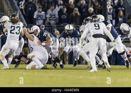 University Park, Pennsylvania, USA. 26. November 2016. Penn State Nittany Lions Runningback Mark Allen (8) läuft der Ball in der zweiten Hälfte während des Spiels zwischen Penn State Nittany Lions und Michigan State Spartans Beaver Stadium. Bildnachweis: Scott Taetsch/ZUMA Draht/Alamy Live-Nachrichten Stockfoto