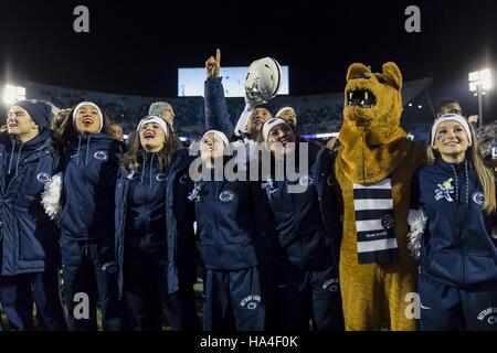 University Park, Pennsylvania, USA. 26. November 2016. Penn State Nittany Lion und Penn State Cheer Team Mitglieder feiern nach dem Spiel zwischen Penn State Nittany Lions und Michigan State Spartans Beaver Stadium. Bildnachweis: Scott Taetsch/ZUMA Draht/Alamy Live-Nachrichten Stockfoto