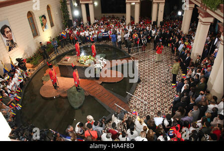 Caracas. 26. November 2016. Venezuelan President Nicolas Maduro (R) spricht während einer Zeremonie, kubanische Revolutionsführer Fidel Castro in Caracas 26. November 2016 zu Ehren. Im Alter von 90, Castro verstorben späten Freitagabend. © Venezuelas Präsidentschaft/Xinhua/Alamy Live-Nachrichten Stockfoto