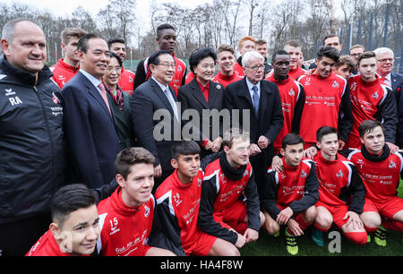 Köln, Deutschland. 26. November 2016. Chinesischer Vize-Premier Liu Yandong (5. L, 2. Reihe) posiert mit Jugend Spieler vom FC Köln nach dem ersten China-Deutschland Fußball Entwicklung Symposium an der deutschen Bundesliga-Fußball-Club FC Köln in Köln, 26. November 2016. Chinesischer Vize-Premier Liu Yandong fordert Samstag China und Deutschland, eine stabile und nachhaltige Fußball strategische kooperative Partnerschaft aufzubauen. © Shan Yuqi/Xinhua/Alamy Live-Nachrichten Stockfoto