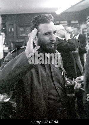 Ministerpräsident Fidel Castro Kuba spricht gegenüber Reportern nach Adressierung eines Mittagessens National Press Club in Washington, DC am 20. April 1959. Sein Auftritt kam weniger als vier Monate, nachdem er ergriff die Macht in Kuba und er sagte, er habe keine diktatorischen Ambitionen. -KEIN Draht-SERVICE-Foto: Benjamin E. "Gen" Forte/Consolidated/dpa Stockfoto