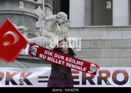 Wien, Österreich. 27. November 2016. Türkischen Demonstranten demonstrieren vor dem österreichischen Parlament für Demokratie und gegen den Terror. Bildnachweis: Franz Perc / Alamy Live News. Stockfoto