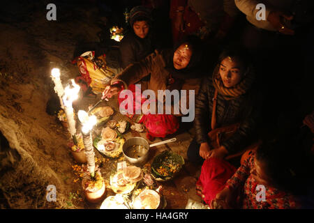 Kathmandu, Nepal. 27. November 2016. Nepalesischen hinduistischen Anbeter leichte Öl-Lampen in Erinnerung an die verstorbenen geliebten während Bala Chaturdashi Festival am Pashupathinath Tempel in Kathmandu, Nepal, auf Sonntag, 27. November 2016. Bala Chaturdashi Festival wird in der Erinnerung der letzten Geliebten, ein glaube beobachtet, die durch Rituale die verstorbenen Seelen einen besseren Platz im Himmel sichern können. © Skanda Gautam/ZUMA Draht/Alamy Live-Nachrichten Stockfoto