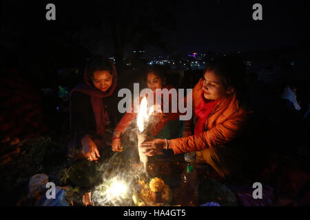 Kathmandu, Nepal. 27. November 2016. Nepalesischen hinduistischen Anbeter leichte Öl-Lampen in Erinnerung an die verstorbenen geliebten während Bala Chaturdashi Festival am Pashupathinath Tempel in Kathmandu, Nepal, auf Sonntag, 27. November 2016. Bala Chaturdashi Festival wird in der Erinnerung der letzten Geliebten, ein glaube beobachtet, die durch Rituale die verstorbenen Seelen einen besseren Platz im Himmel sichern können. © Skanda Gautam/ZUMA Draht/Alamy Live-Nachrichten Stockfoto