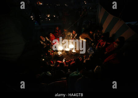 Kathmandu, Nepal. 27. November 2016. Nepalesischen hinduistischen Anbeter leichte Öl-Lampen in Erinnerung an die verstorbenen geliebten während Bala Chaturdashi Festival am Pashupathinath Tempel in Kathmandu, Nepal, auf Sonntag, 27. November 2016. Bala Chaturdashi Festival wird in der Erinnerung der letzten Geliebten, ein glaube beobachtet, die durch Rituale die verstorbenen Seelen einen besseren Platz im Himmel sichern können. © Skanda Gautam/ZUMA Draht/Alamy Live-Nachrichten Stockfoto