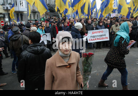 Kiew, Ukraine. 27. November 2016. Einige hundert Menschen besuchen eine Rallye auf Anfechtung Verkhovna Rada organisiert von "die Bewegung der neuen Energien '' und seinen Kopf Mikheil Saakashvili in der parlamentarischen Viertel Innenstadt von Kiew, 27. November 2016. Neu organisiert "die Bewegung der neuen Energien '' unter der Leitung von Mikheil Saakashvili (ehemaliger Präsident von Georgia) und Ex-Gouverneur von ukrainischen Odessa Region fördert die Ukrainer an das Parlament seines Amtes zu entheben, die nicht in der Lage ist, nach Aussagen, um die Reformen innerhalb des Staates bieten. © Sergii Kharchenko/ZUMA Draht/Alamy Live-Nachrichten Stockfoto