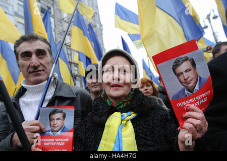 Kiew, Ukraine. 27. November 2016. Einige hundert Menschen besuchen eine Rallye auf Anfechtung Verkhovna Rada organisiert von "die Bewegung der neuen Energien '' und seinen Kopf Mikheil Saakashvili in der parlamentarischen Viertel Innenstadt von Kiew, 27. November 2016. Neu organisiert "die Bewegung der neuen Energien '' unter der Leitung von Mikheil Saakashvili (ehemaliger Präsident von Georgia) und Ex-Gouverneur von ukrainischen Odessa Region fördert die Ukrainer an das Parlament seines Amtes zu entheben, die nicht in der Lage ist, nach Aussagen, um die Reformen innerhalb des Staates bieten. © Sergii Kharchenko/ZUMA Draht/Alamy Live-Nachrichten Stockfoto