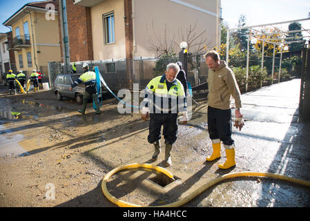 Moncalieri, Piemont, Italien. 27. November 2016. Moncalieri, Italien Turin-November 27, 2016: Flutopfer reinigen die fertig Häuser unter Wasser nach der Flut von 25 November in der Stadt Moncalieri in der Nähe von Turin, Italien © Stefano Guidi/ZUMA Draht/Alamy Live News Stockfoto