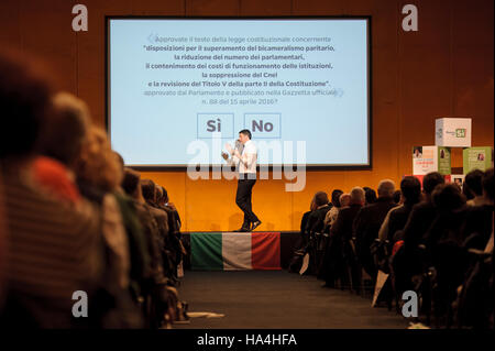 Turin, Italien. 27. November 2016: italienische Premier Matteo Renzi spricht während einer Demonstration, die "Ja" ("Sì"), das Verfassungsreferendum zu unterstützen. Italiener werden am 4. Dezember in einem Referendum Renzis Regierung, über die Reform der Verfassung von 1947 Stimmen aufgerufen werden. Bildnachweis: Nicolò Campo/Alamy Live-Nachrichten Stockfoto