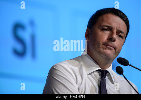 Turin, Italien. 27. November 2016: italienische Premier Matteo Renzi spricht während einer Demonstration, die "Ja" ("Sì"), das Verfassungsreferendum zu unterstützen. Italiener werden am 4. Dezember in einem Referendum Renzis Regierung, über die Reform der Verfassung von 1947 Stimmen aufgerufen werden. Bildnachweis: Nicolò Campo/Alamy Live-Nachrichten Stockfoto