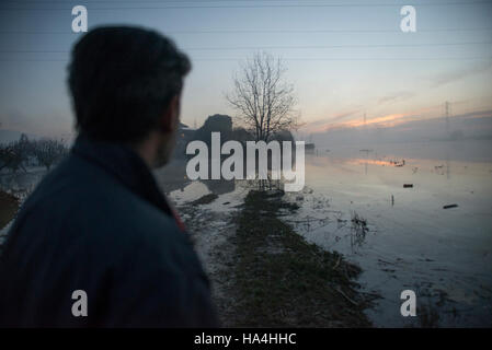 Moncalieri, Italien. 27. November 2016: Flutopfer reinigen die fertigen Häuser unter Wasser nach der Flut von 25 November in der Stadt von Moncalieri in der Nähe von Turin, Italien. Bildnachweis: Stefano Guidi/Erwachen/Alamy Live-Nachrichten Stockfoto