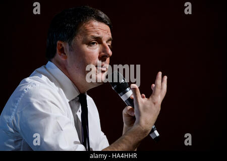 Turin, Italien. 27. November 2016: italienische Premier Matteo Renzi spricht während einer Demonstration, die "Ja" ("Sì"), das Verfassungsreferendum zu unterstützen. Italiener werden am 4. Dezember in einem Referendum Renzis Regierung, über die Reform der Verfassung von 1947 Stimmen aufgerufen werden. Bildnachweis: Nicolò Campo/Alamy Live-Nachrichten Stockfoto