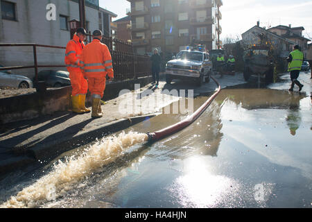 Moncalieri, Italien. 27. November 2016: Flutopfer reinigen die fertigen Häuser unter Wasser nach der Flut von 25 November in der Stadt von Moncalieri in der Nähe von Turin, Italien. Bildnachweis: Stefano Guidi/Erwachen/Alamy Live-Nachrichten Stockfoto