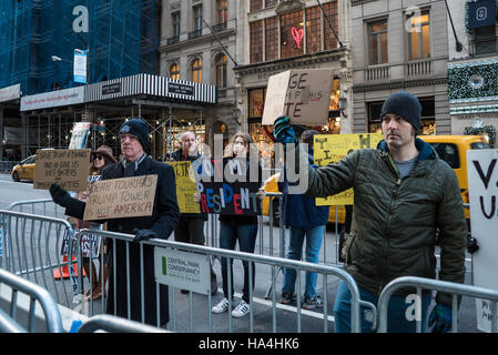 New York City, USA. 26. November 2016. Nach der Wahl Trump Tower, eine Website, die Touristen, unter schweren Sicherheit zieht. Blockade um Trump Tower ist die neue Normalität für New Yorker. Innen - die Restaurants und Geschäfte von Souvenirs mit den Symbolen des gewählten Präsidenten. Touristen, die Schlange. Aktivisten weiterhin außerhalb der Blockade zu protestieren. Bildnachweis: Andrey Borodulin/Alamy Live-Nachrichten Stockfoto