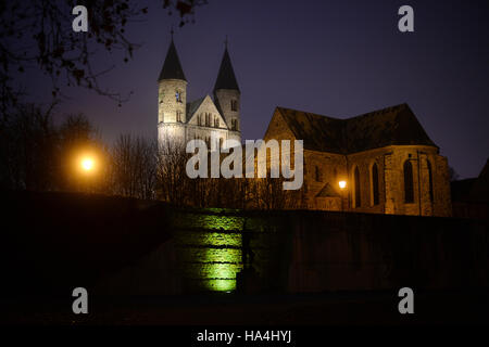 Magdeburg, Deutschland. 26. November 2016. Das Kunstmuseum Kloster Unser Lieben Frauen in Magdeburg, Deutschland, 26. November 2016 am Abend in gesehen. Foto: Jens Kalaene/Dpa-Zentralbild/ZB/Dpa/Alamy Live News Stockfoto