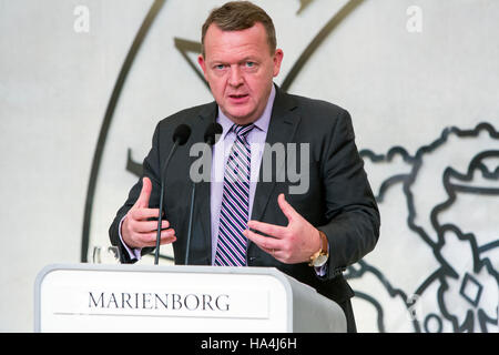 Kongens Lyngby, Dänemark - 27. November 2016: Ministerpräsident Lars Løkke Rasmussen (Venstre, lesen: The Liberal Party) (C) spricht auf einer Pressekonferenz zusammen mit Parteiführern Anders Samuelsen (die liberale Partei) und Sören Pape Poulsen (The Conservative Party) hält über ihren erfolgreichen Abschluss der Verhandlungen zur Bildung einer neuen 3er-liberalen Rechten Koalition Minderheitsregierung bei Marienborg in Kongens Lyngby in Dänemark. Die neue Regierung der Königin Montag, 28. November in Kopenhagen präsentiert. Bildnachweis: OJPHOTOS/Alamy Live-Nachrichten Stockfoto