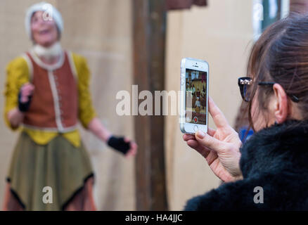 Portsmouth, Hampshire, UK 27. November 2016. Tausende besuchen für die Unterhaltung der viktorianischen Festival of Christmas in Portsmouth Historic Dockyard, Zeichen gekleidet alten Zeiten und die Weihnachts-Markt. Bildnachweis: Carolyn Jenkins/Alamy Live-Nachrichten Stockfoto