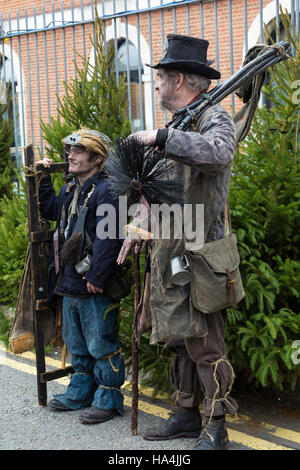 Portsmouth, Hampshire, UK 27. November 2016. Tausende besuchen für die Unterhaltung der viktorianischen Festival of Christmas in Portsmouth Historic Dockyard, Zeichen gekleidet alten Zeiten und die Weihnachts-Markt. Bildnachweis: Carolyn Jenkins/Alamy Live-Nachrichten Stockfoto