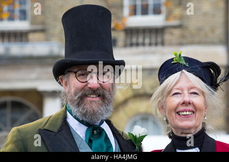 Portsmouth, Hampshire, UK 27. November 2016. Tausende besuchen für die Unterhaltung der viktorianischen Festival of Christmas in Portsmouth Historic Dockyard, Zeichen gekleidet alten Zeiten und die Weihnachts-Markt. Bildnachweis: Carolyn Jenkins/Alamy Live-Nachrichten Stockfoto